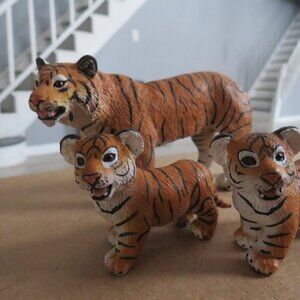 SAFARI LTD TIGER AND CUB FIGURINES LOT OF 3
